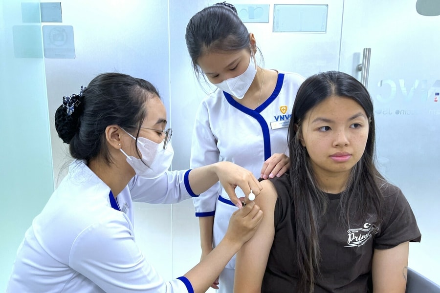 Du học sinh về nước tiêm vaccine để tiết kiệm chi phí