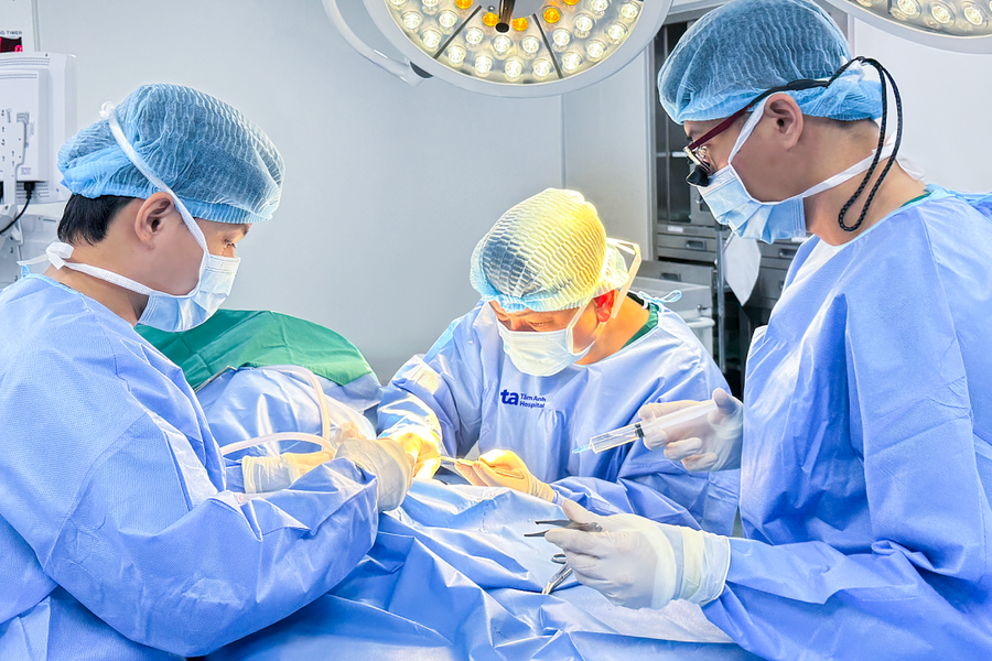 Bé trai đứt gân gót chân do tai nạn xe máy