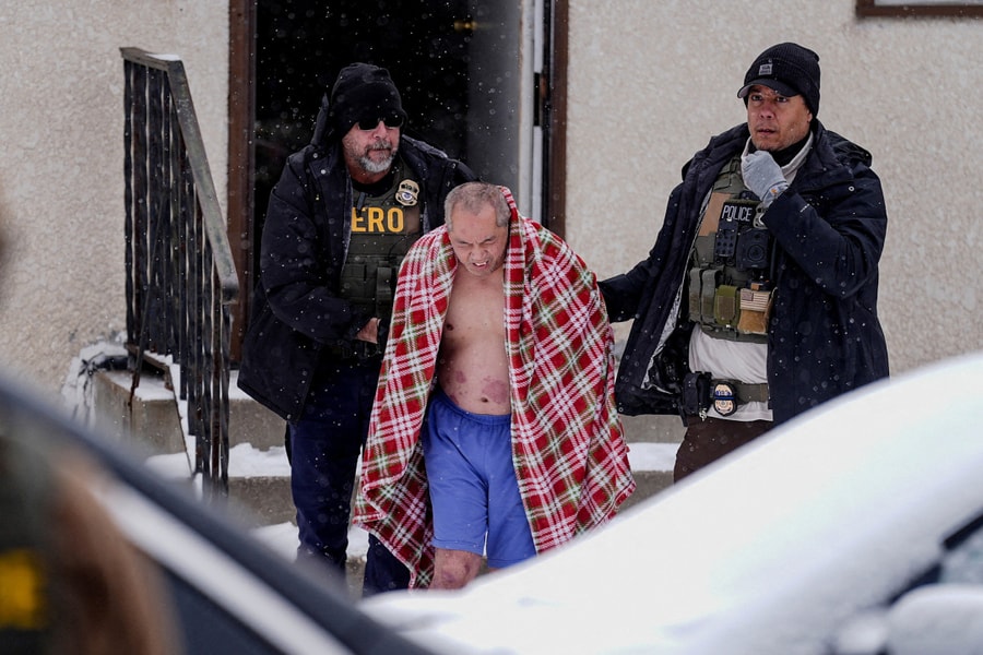 Đang hát karaoke trong nhà, người Mỹ gốc Lào bị đặc vụ ICE lôi đi