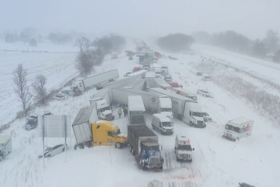 Hơn 100 xe đâm liên hoàn ở Michigan giữa bão tuyết