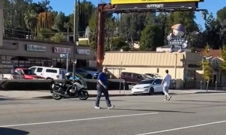 Cảnh sát bị chỉ trích thuê người đi bộ sang đường 'bẫy' tài xế