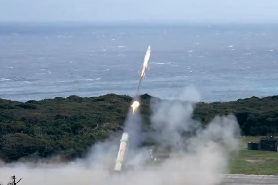 Tên lửa Nhật phô diễn khả năng nhào lộn khi lao đến mục tiêu