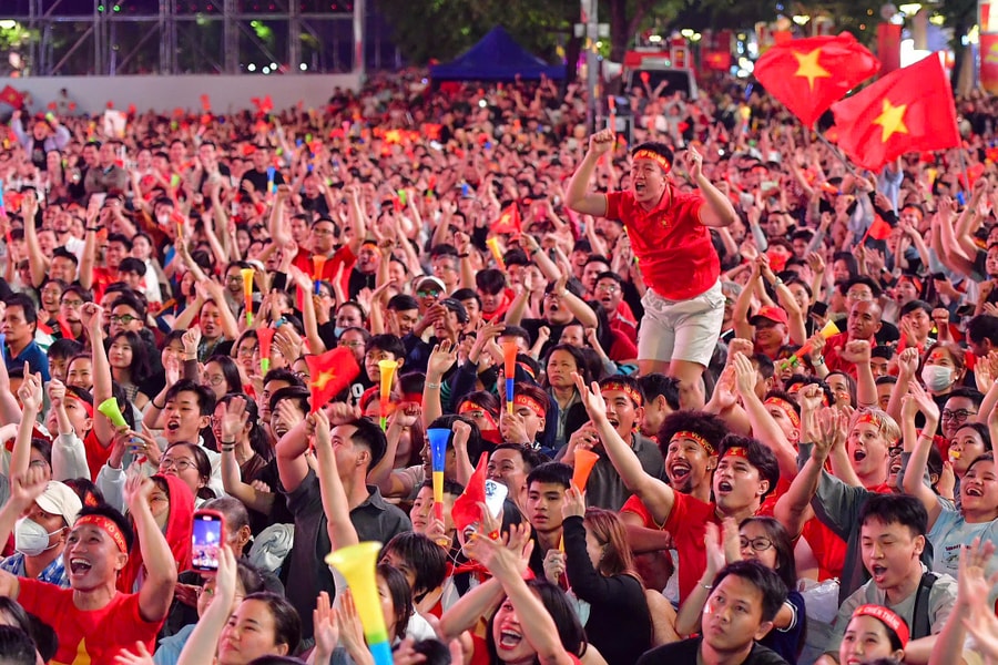 Người hâm mộ nhuộm đỏ phố ở bán kết U23 Việt Nam - Trung Quốc