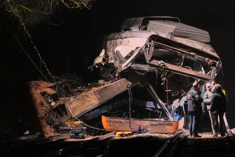 Tàu trật bánh gần Barcelona do tường chắn sập, lái tàu thiệt mạng