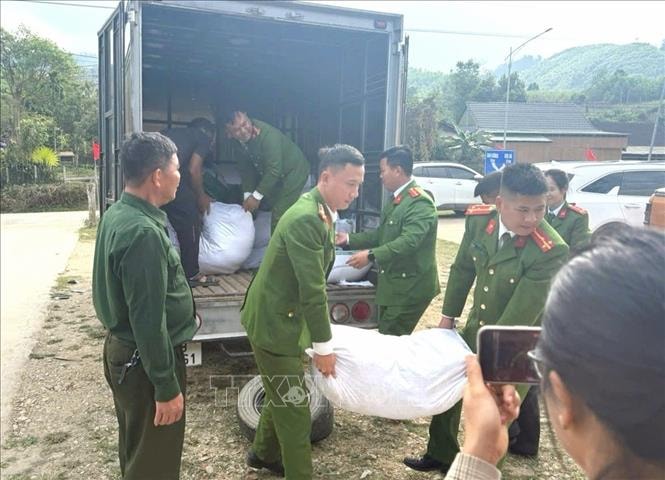 Nghệ An trao tặng gạo cho các hộ nghèo, khó khăn tại xã miền núi vùng cao