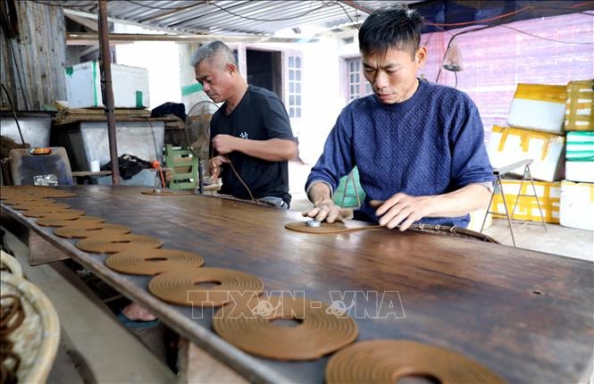 Gìn giữ mạch nguồn làng nghề hương xạ truyền thống