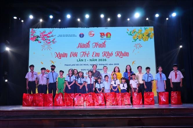 Rộn ràng chương trình 'Xuân với trẻ em khó khăn'