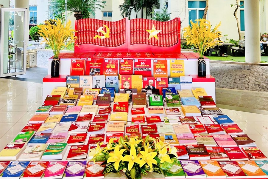Trưng bày thông tin, giới thiệu sách chào mừng Đại hội XIV của Đảng