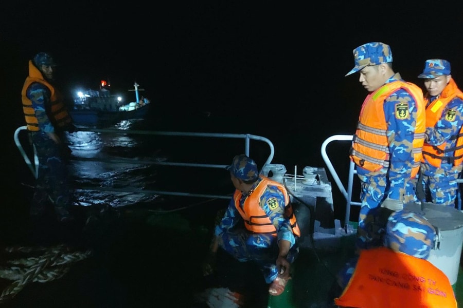 Tàu Trường Sa 10 kịp thời cứu nạn tàu cá và 8 ngư dân trên biển