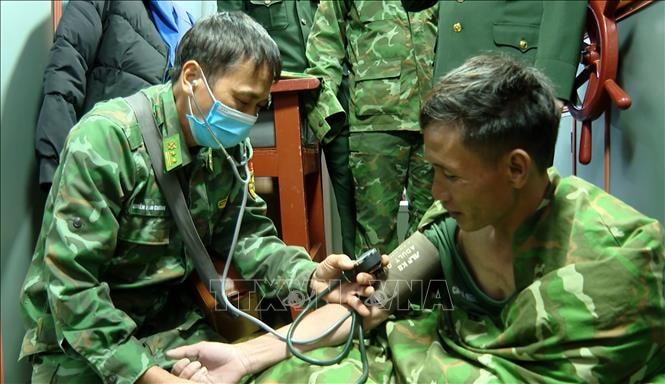 Hai ngư dân được cứu sống sau vụ lật thuyền ở biển Cửa Lò