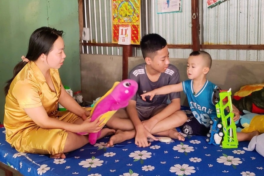 Cha mẹ nghèo nỗ lực cứu con trai 3 tuổi đang vật lộn với bệnh ung thư