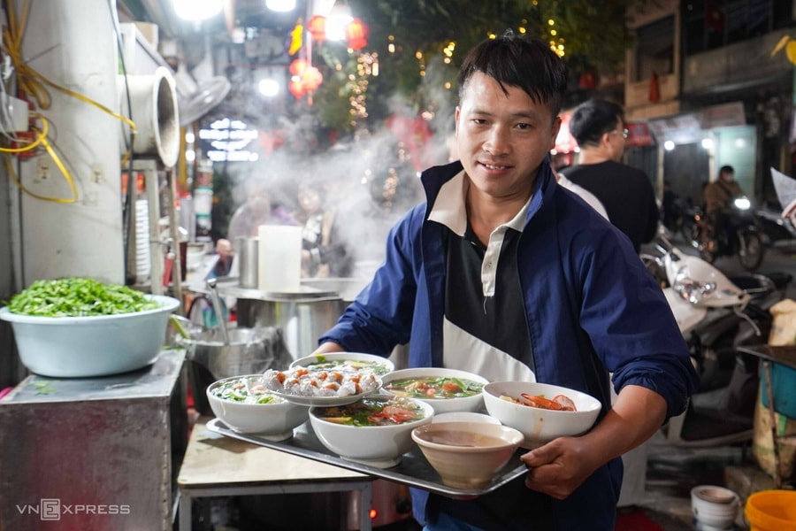 Quán mì vằn thắn ở phố cổ Hà Nội đóng cửa hai giờ mỗi năm