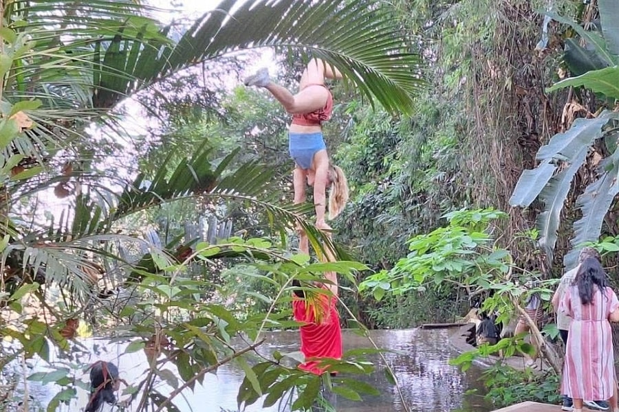 Du khách bị chỉ trích vì tạo dáng yoga trong chùa Thái Lan