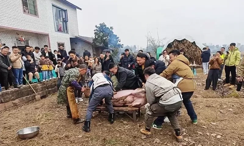 Xu hướng 'mời dân mạng ăn cỗ tất niên' vỡ trận