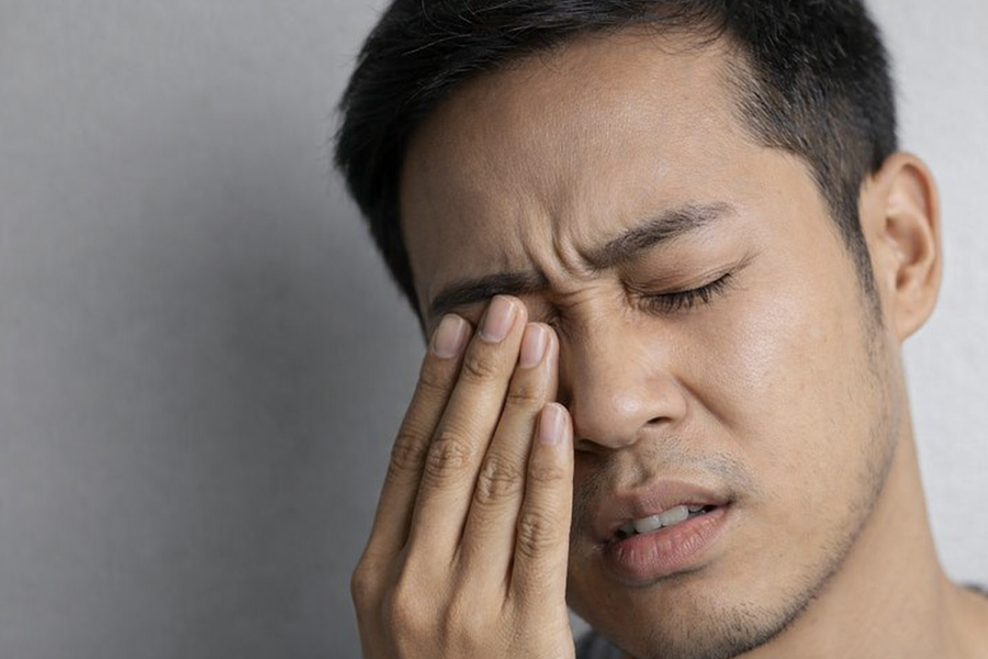 Vì sao mí mắt co giật kèm đau đầu?