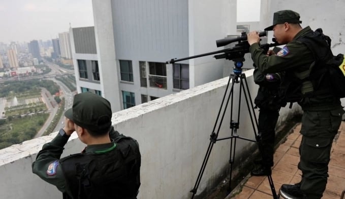 Lính bắn tỉa túc trực tại các điểm cao bảo vệ Đại hội Đảng