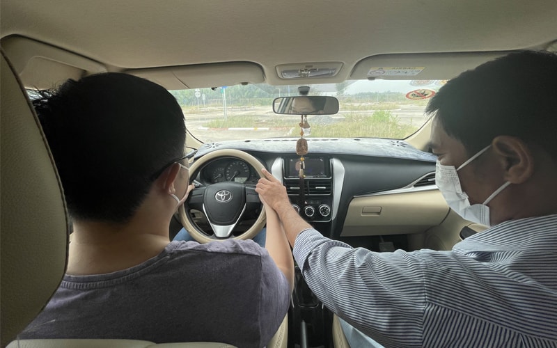 'Kiệt sức khi thi bằng lái xe ôtô'