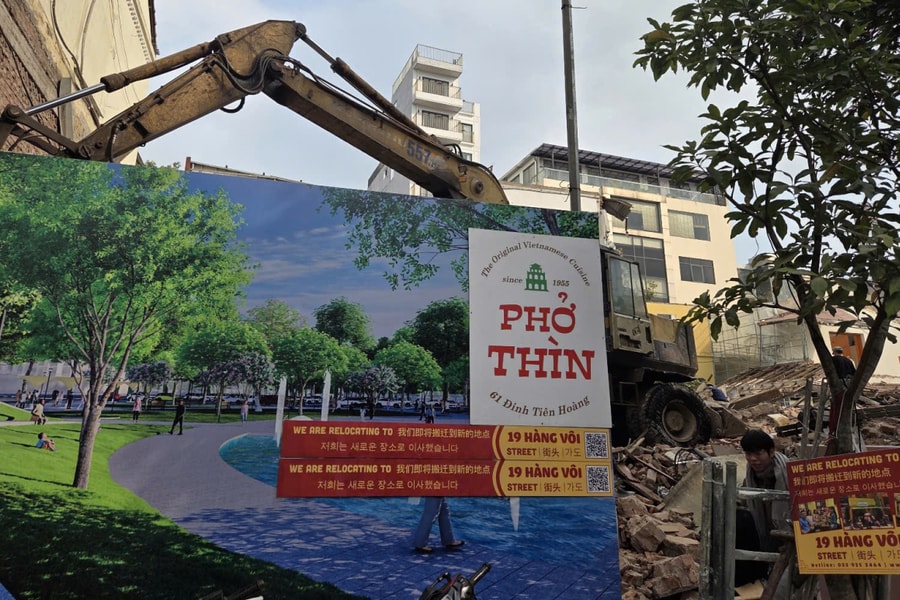 Tháo dỡ công trình bên Hồ Gươm