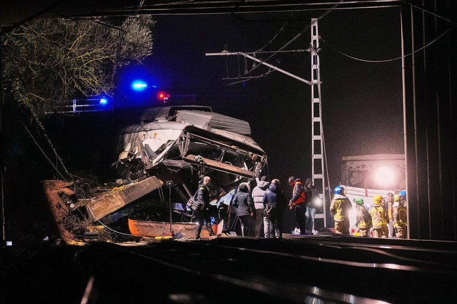 Tường sập làm tàu hỏa trật bánh ở Tây Ban Nha