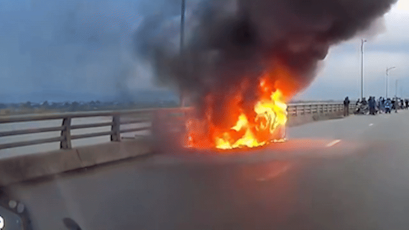 Ba người tháo chạy khỏi ôtô 5 chỗ đang cháy