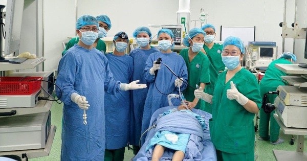 Bé trai 7 tuổi bị hóc dị vật đường hô hấp do thói quen nguy hiểm khi học bài