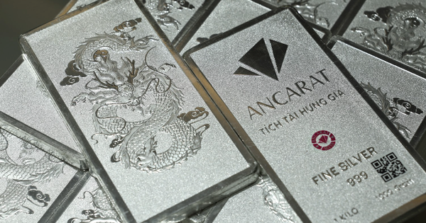 Bạc lập đỉnh mới, người dân rút tiết kiệm, xếp hàng đến 9 giờ tối chờ mua