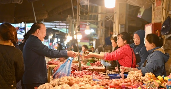Cục trưởng đi kiểm tra hàng Tết, trực tiếp mua sản phẩm tại chợ