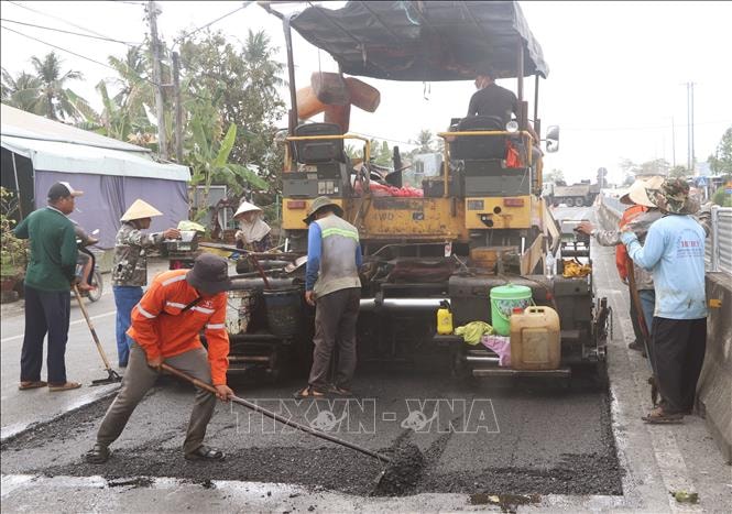Khắc phục hư hỏng trên Quốc lộ 1A đoạn qua tỉnh Cà Mau