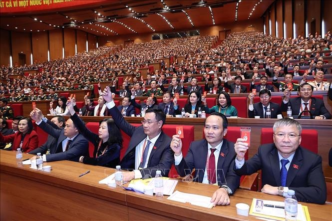 Các đại biểu biểu quyết thông qua danh sách bầu cử Ban Chấp hành Trung ương Đảng khóa XIV