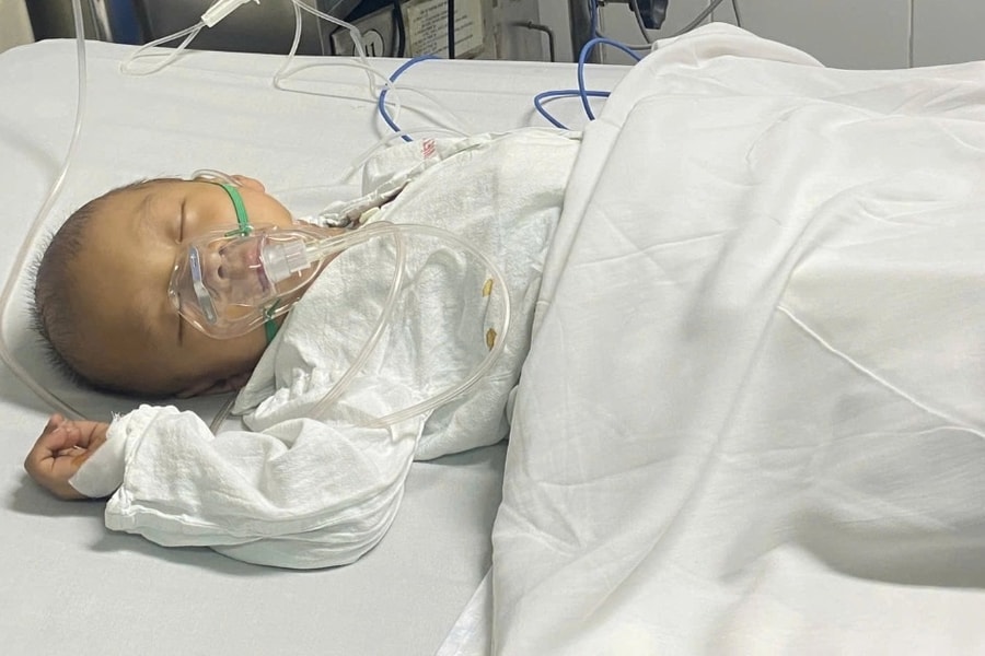 Ánh mắt khát sống của bé trai 4 tuổi mắc u phúc mạc ác tính