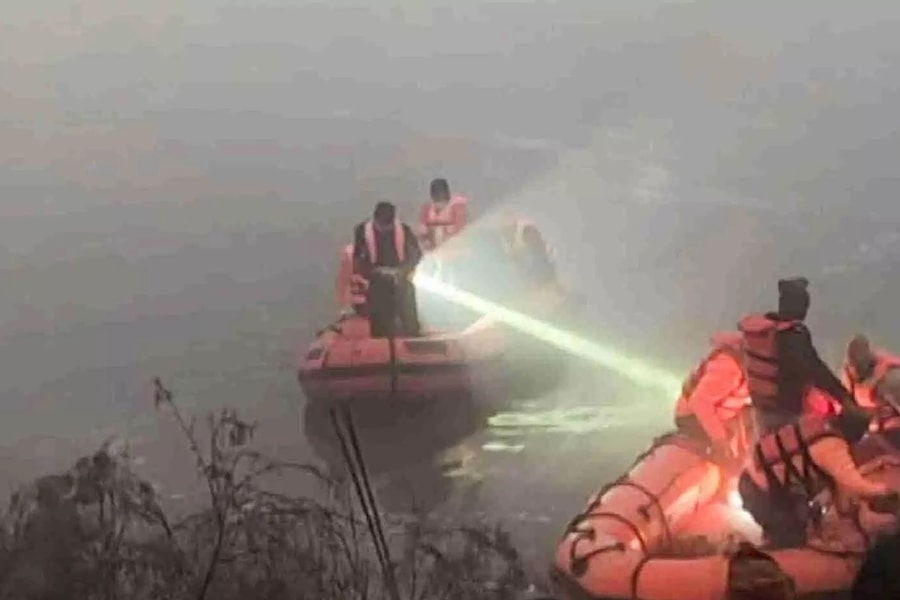 Tài xế chìm theo xe giữa hố sâu vì cứu hộ 'từ chối xuống nước lạnh'