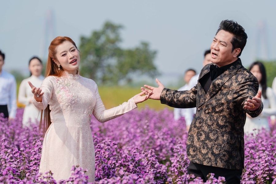 NSND Quốc Hưng hát mừng Đại hội Đảng