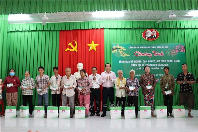 Trao quà Tết cho gia đình chính sách, hộ nghèo và cận nghèo