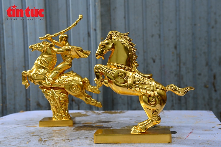 Tinh xảo ngựa linh vật dát vàng 24k hút khách dịp Tết Bính Ngọ