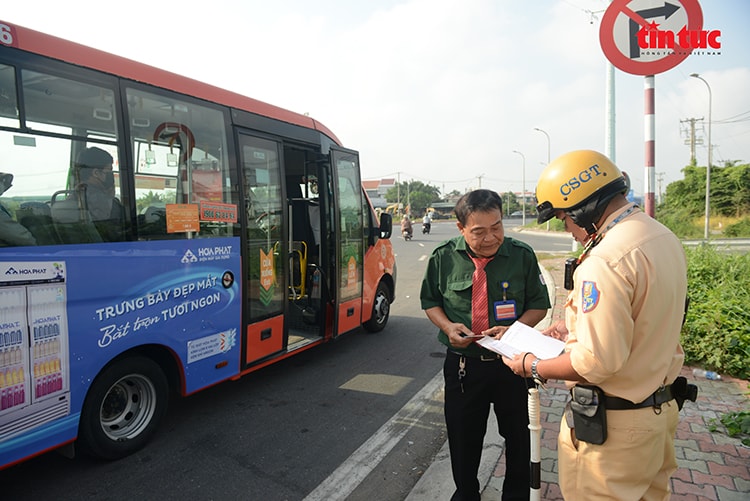 CSGT Tân Túc tăng cường kiểm soát vận tải hành khách cửa ngõ Tây