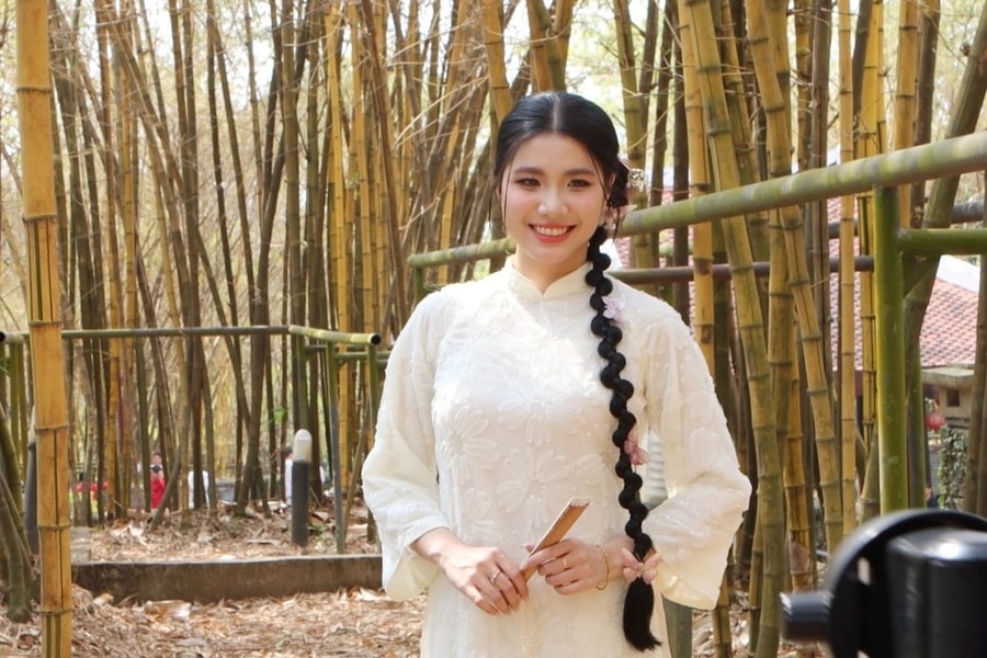 Bạn trẻ đổ xô đến đền tưởng niệm các Vua Hùng ở TPHCM chụp ảnh Tết