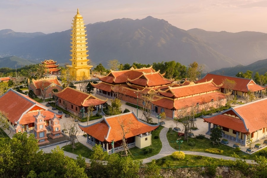 Bên trong ngôi chùa diễn ra lễ hằng thuận của Phương Nhi và chồng tỷ phú