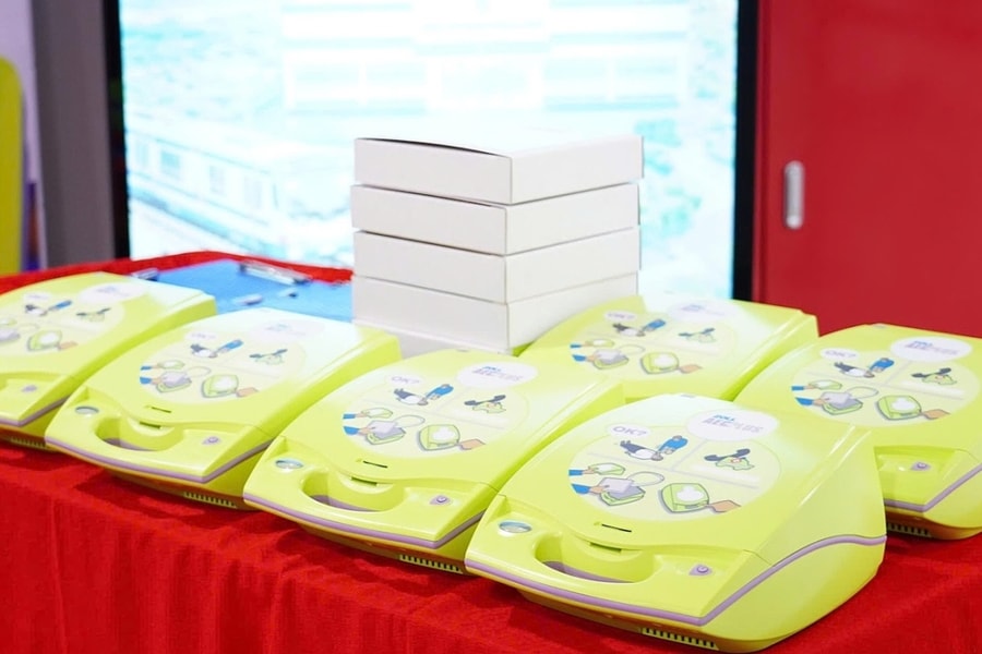 Lắp 6 máy khử rung tự động tại metro TP HCM cứu người ngưng tim