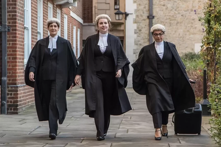 Lịch sử 800 năm của áo choàng luật sư tại phiên tòa