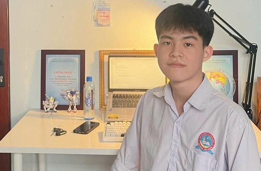Nam sinh 'trường làng' từ tấm vé chót đến giải nhì Tin học quốc gia