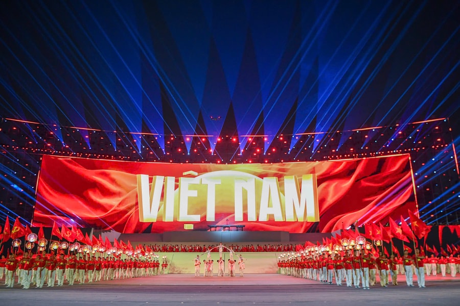 Chương trình nghệ thuật và pháo hoa chào mừng thành công Đại hội Đảng