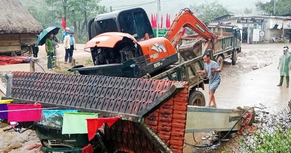 Xe tải chở xe múc làm sập cổng chào, 2 người trong cabin tử vong