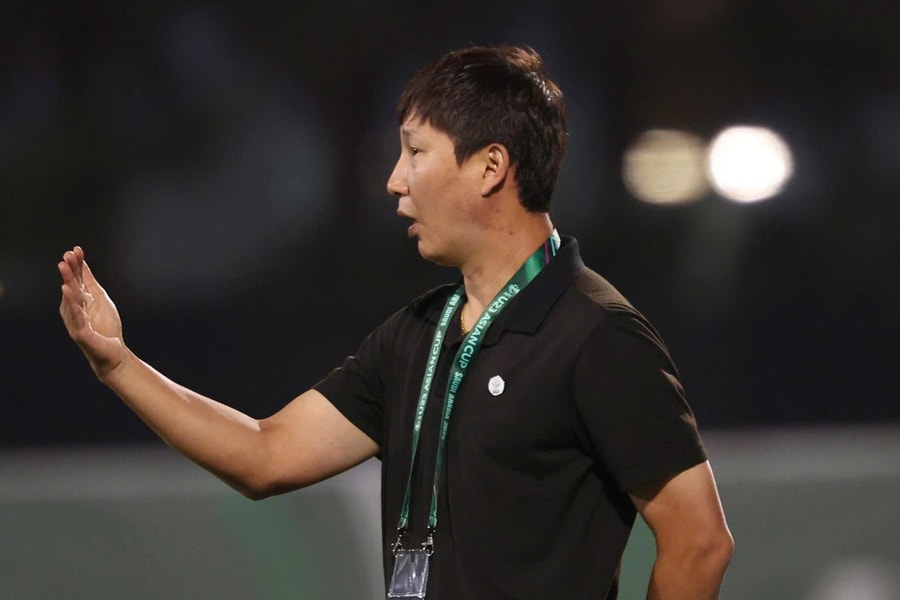 Đình Bắc ghi bàn rồi nhận thẻ đỏ, HLV Kim Sang-sik nói lý do