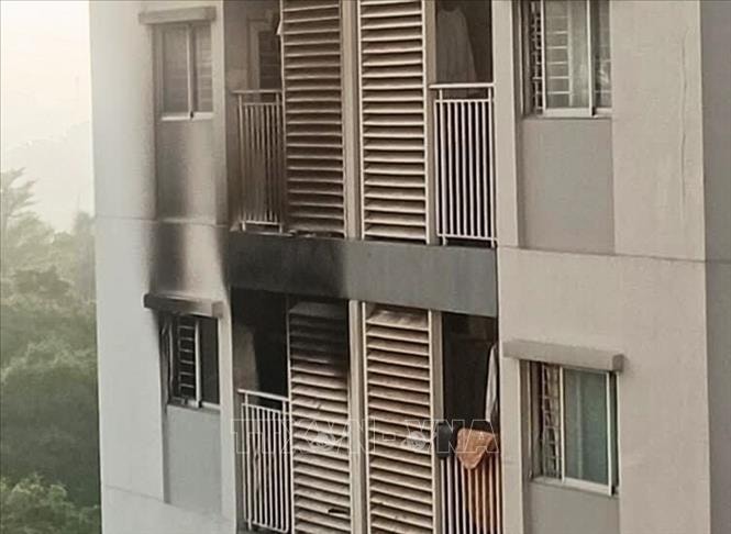 Ba mẹ con bị thương nặng trong vụ cháy căn hộ chung cư