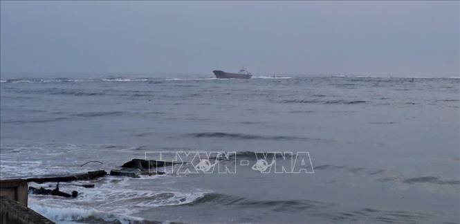 Đưa 11 thuyền viên trên tàu hàng mắc cạn ở Cửa Việt vào bờ an toàn