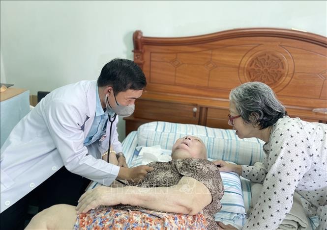 Già hóa dân số và bài toán nguồn nhân lực chăm sóc người cao tuổi