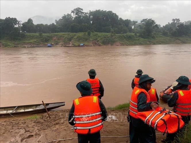 Tìm kiếm cháu bé nghi mất tích trên sông Sê Pôn