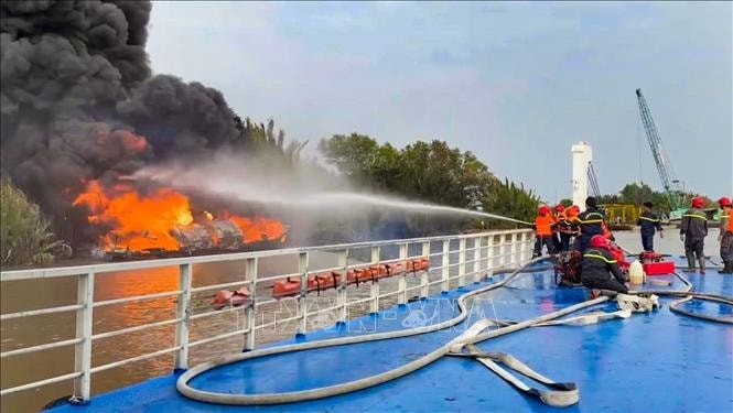Cháy ghe trên sông Cần Giuộc khiến 3 người bị thương