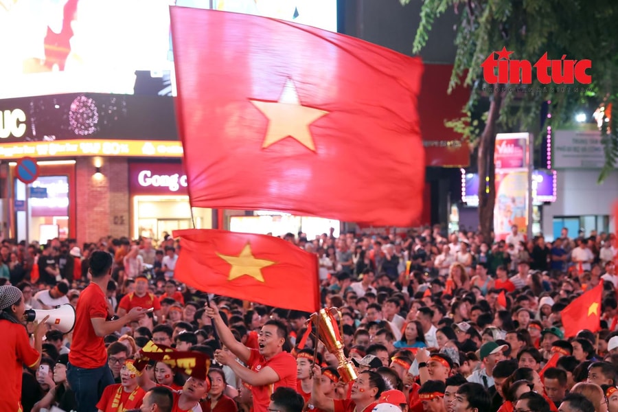 Phố đi bộ Nguyễn Huệ ngập tràn cảm xúc với chiến thắng của U23 Việt Nam