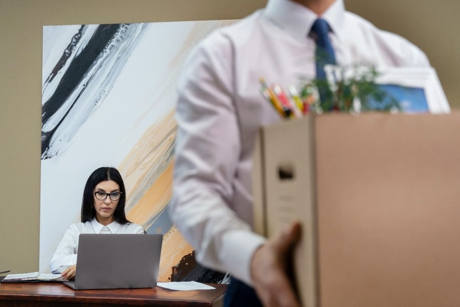 Bị sa thải vì từ chối diễn văn nghệ trong tiệc tất niên công ty